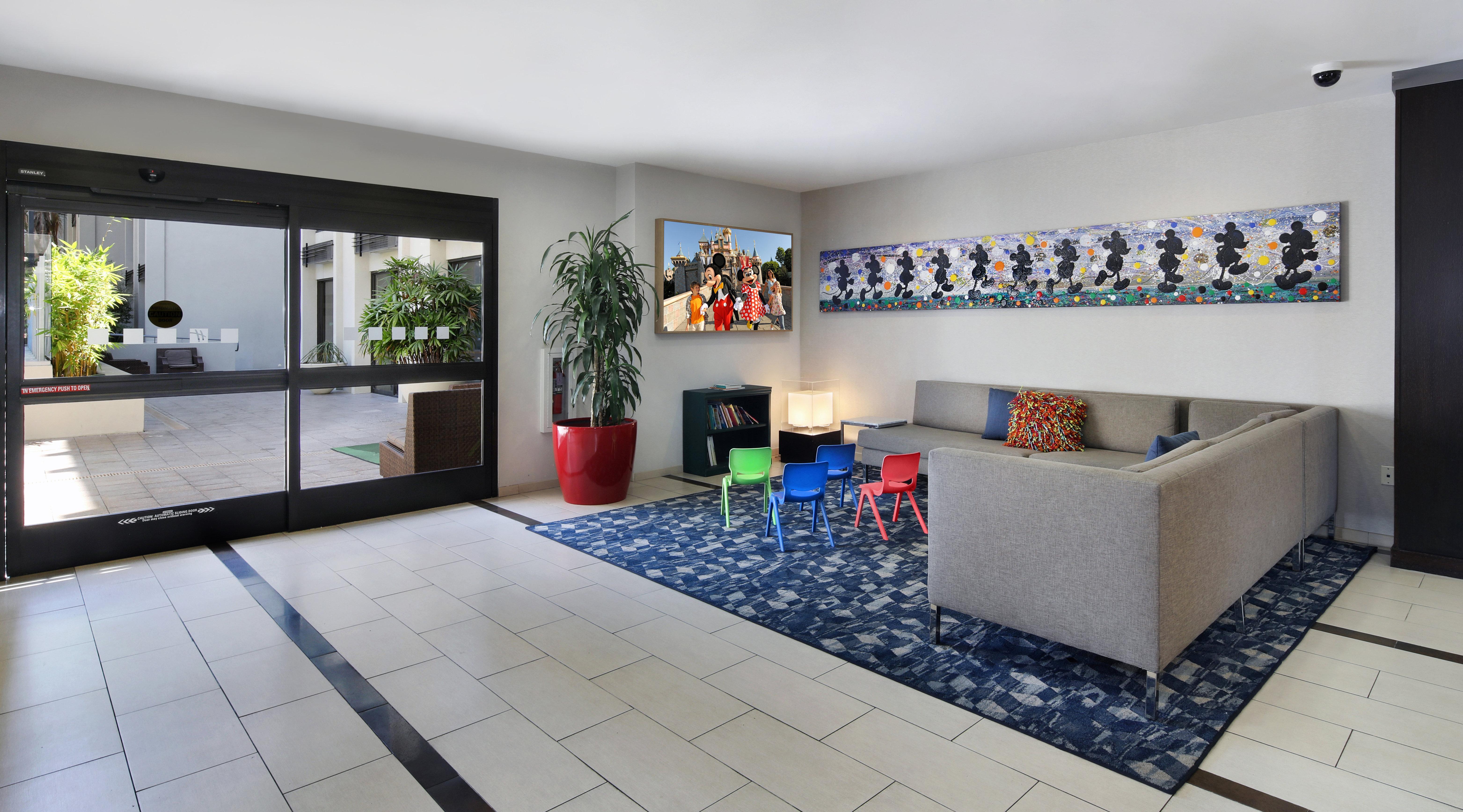 Holiday Inn Hotel & Suites Anaheim By Ihg Exterior foto