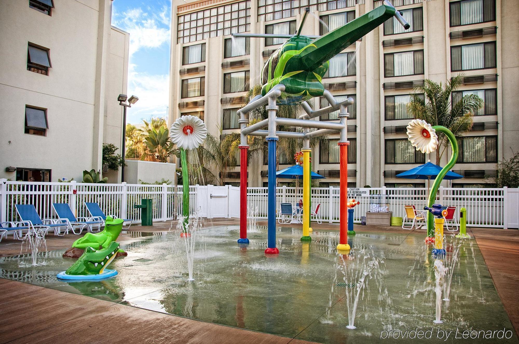 Holiday Inn Hotel & Suites Anaheim By Ihg Exterior foto